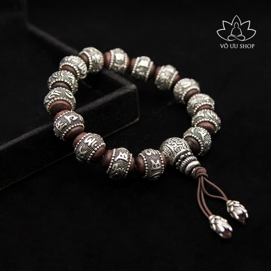 Bracelet made sandalwood, engraved with “Om Mani Pad me Hum”, covered by silver S925