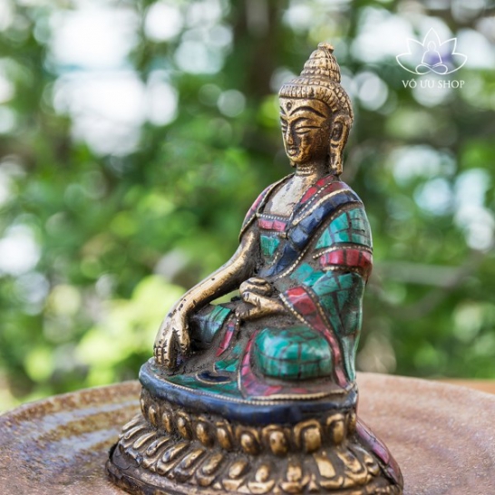 Copper statue of Shakyamuni Buddha sitting on lotus and wearing kāṣāya robe decorated with turquoise and red coral