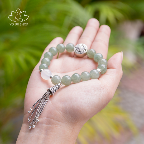 Handmala bracelet made of Jadeite jade, flower and Om Mani Padme Hum 
