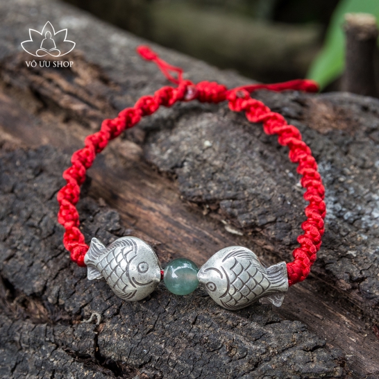 Bracelet of red thread and double fish contemplating moon