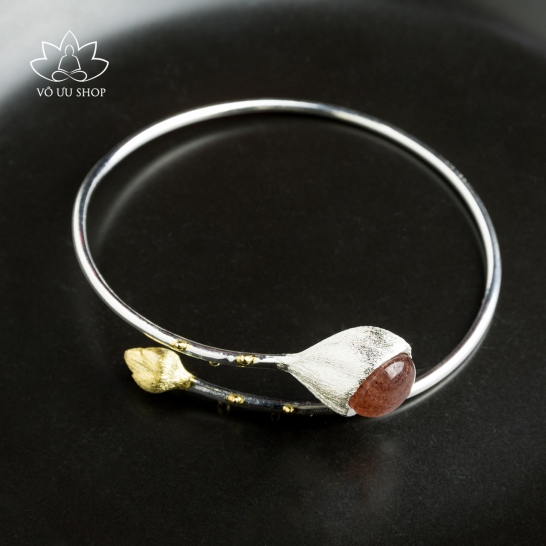 Lotus-shaped Silver bracelet with strawberry quartz
