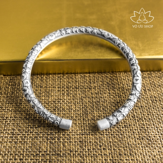 Silver bracelet engraved “Om Mani Pad Me Hum” and Mandala Flower pattern