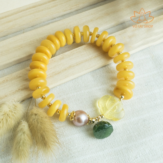 Bracelet of Beewax amber, natural pearl and Hetian Jade lotus