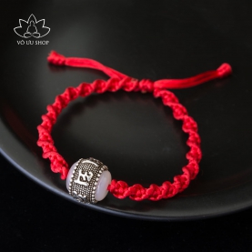 Vòng tay chỉ đỏ bện charm Bạch Ngọc thần chú Om mani padme hum
