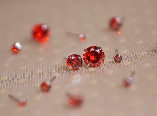 Hoa tai bạc khảm đá garnet 