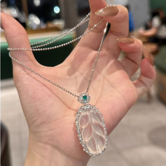 Mặt dây chuyền tạo hình lá bồ đề thạch anh trắng