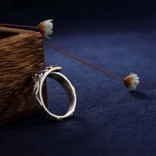 Nhẫn bạc hoa sen và Om mani padme hum tiếng Phạn